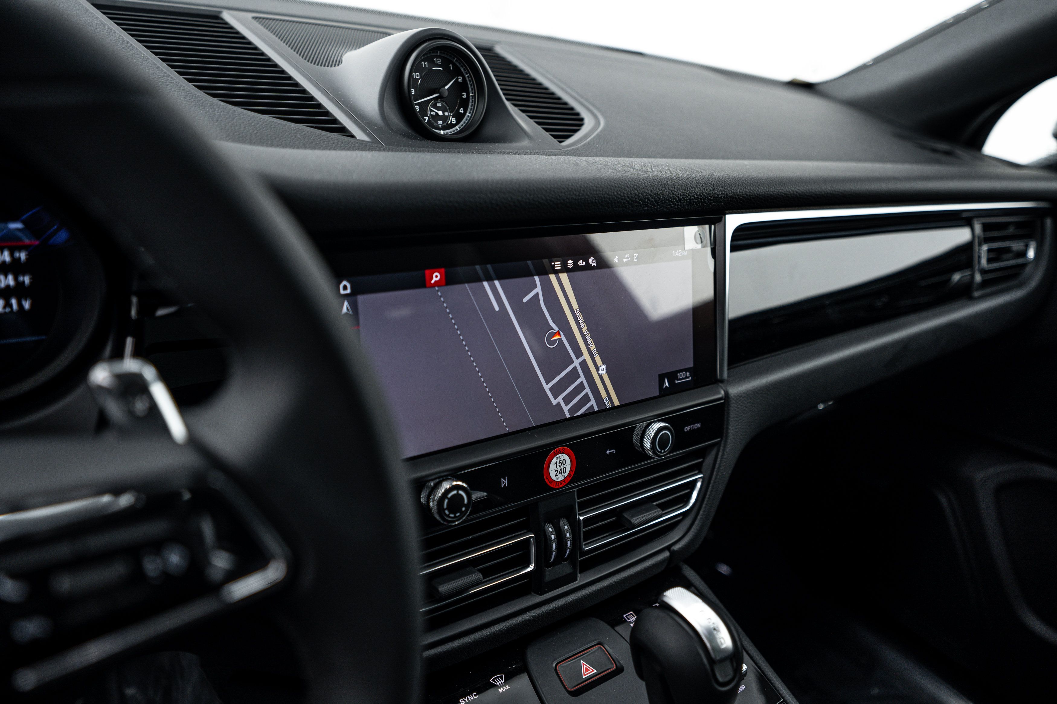 Certified 2026 Porsche Macan AWD/4WD image 13