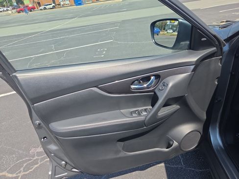 Used 2018 Nissan Rogue SV AWD/4WD image 36