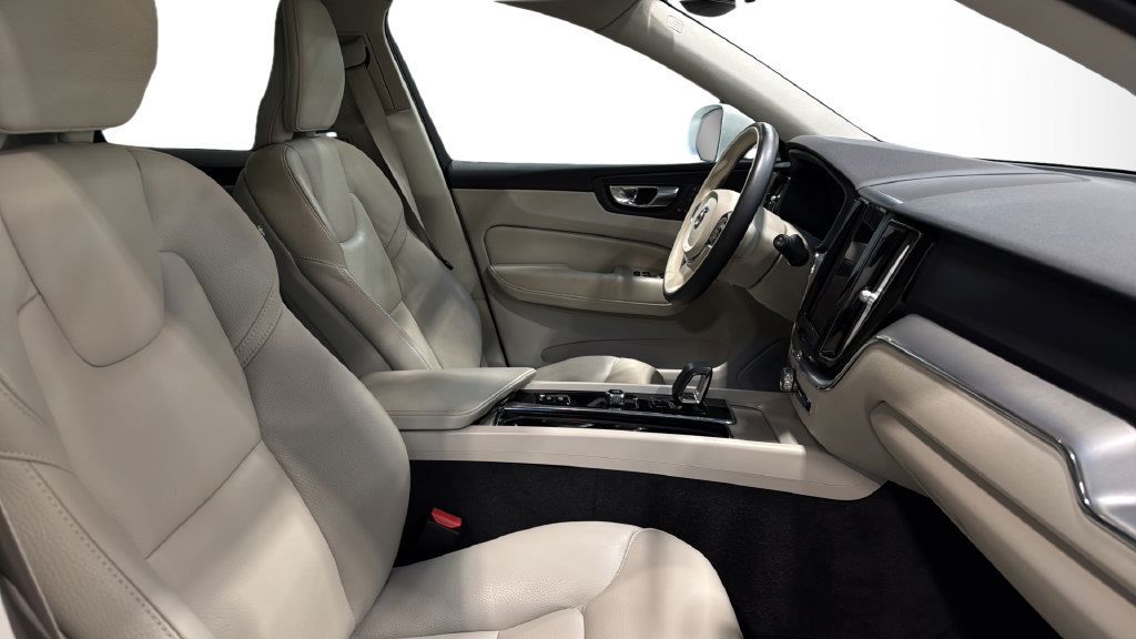 Used 2023 Volvo XC60 B5 Core AWD/4WD image 11