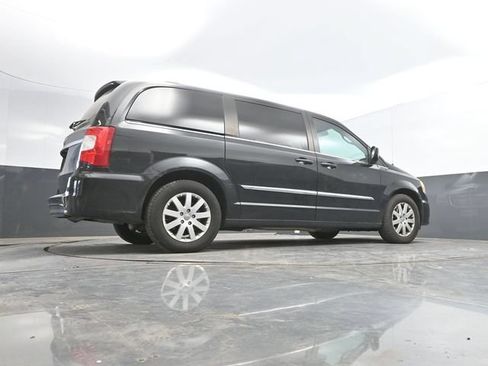 Used 2016 Chrysler Town & Country Touring FWD image 40