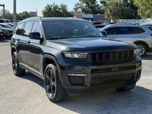 Used 2022 Jeep Grand Cherokee L Limited w/ Black Appearance Package AWD/4WD image 2