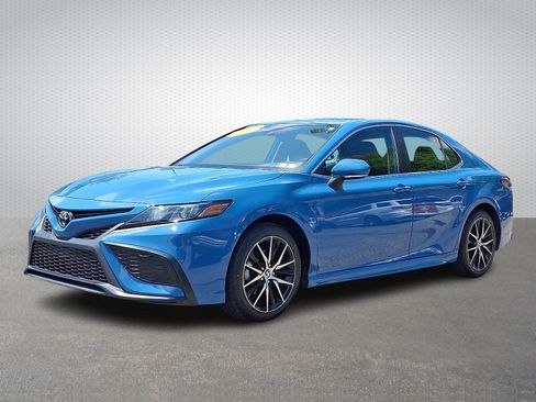 Used 2024 Toyota Camry SE FWD image 3