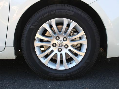 Used 2017 Toyota Sienna XLE Premium image 40