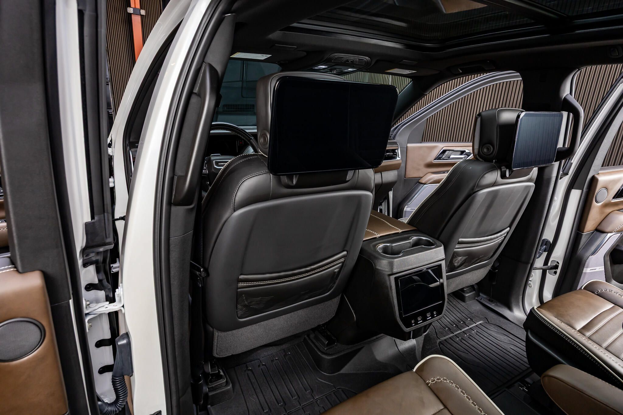 Used 2025 GMC Yukon Denali Ultimate w/ LPO, Floor Liner Package AWD/4WD image 34