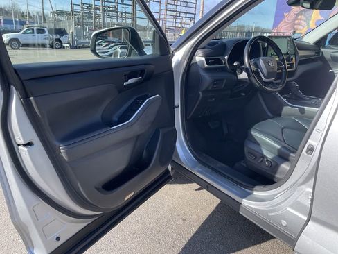 Used 2022 Toyota Highlander XLE image 14