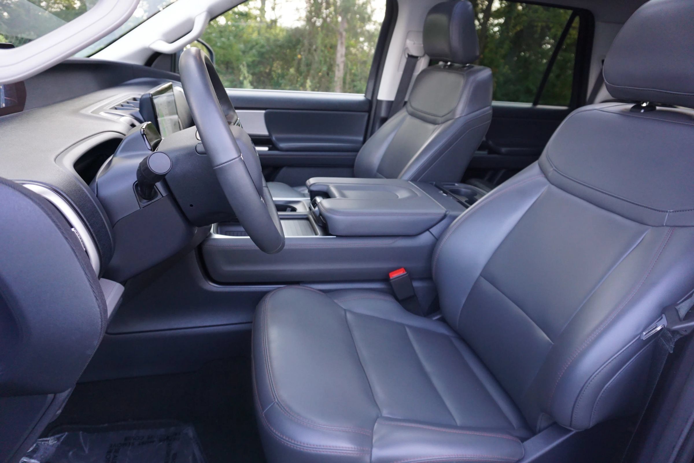 Used 2025 Ford Expedition Active RWD image 39