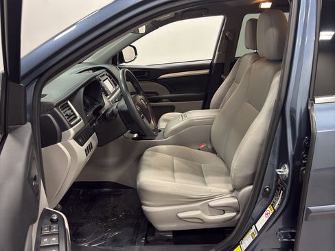 Used 2017 Toyota Highlander LE image 10