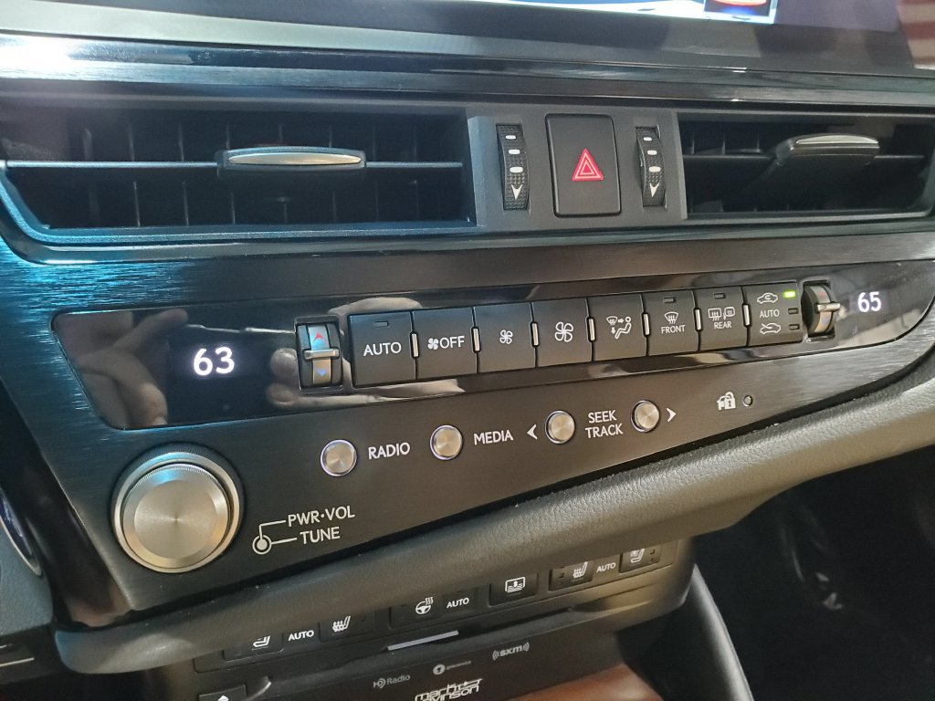 Used 2022 Lexus ES 300h w/ Accessory Package FWD image 31