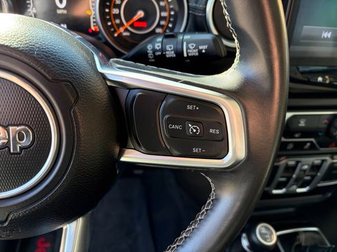 Used 2018 Jeep Wrangler Unlimited Sahara image 15