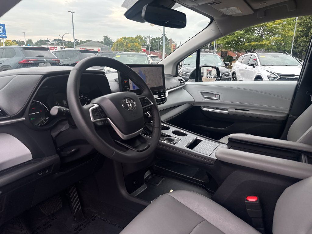 Used 2026 Toyota Sienna XLE AWD/4WD image 15
