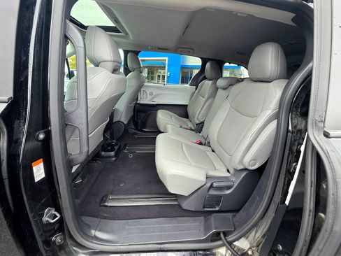 Used 2026 Toyota Sienna XLE FWD image 59