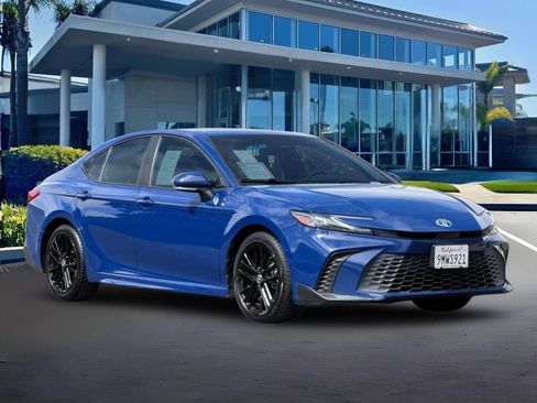 Used 2025 Toyota Camry SE FWD image 1