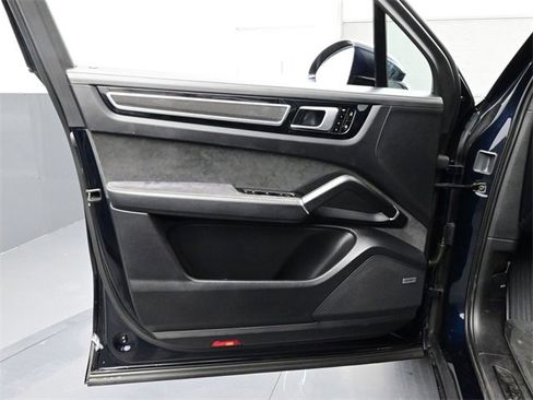 Used 2021 Porsche Cayenne GTS image 7