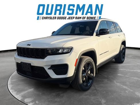 New 2025 Jeep Grand Cherokee Altitude image 2