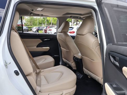 Used 2023 Toyota Highlander XLE FWD image 32