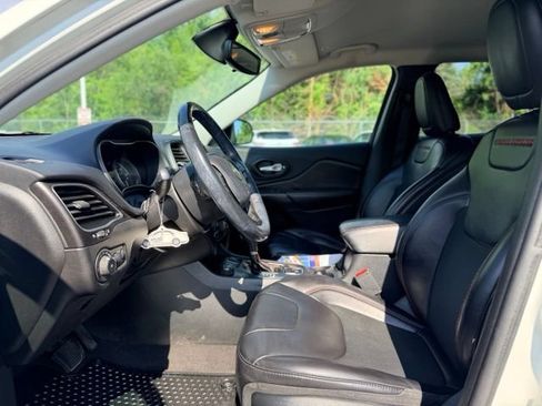 Used 2019 Jeep Cherokee Trailhawk w/ Cold Weather Group AWD/4WD image 7