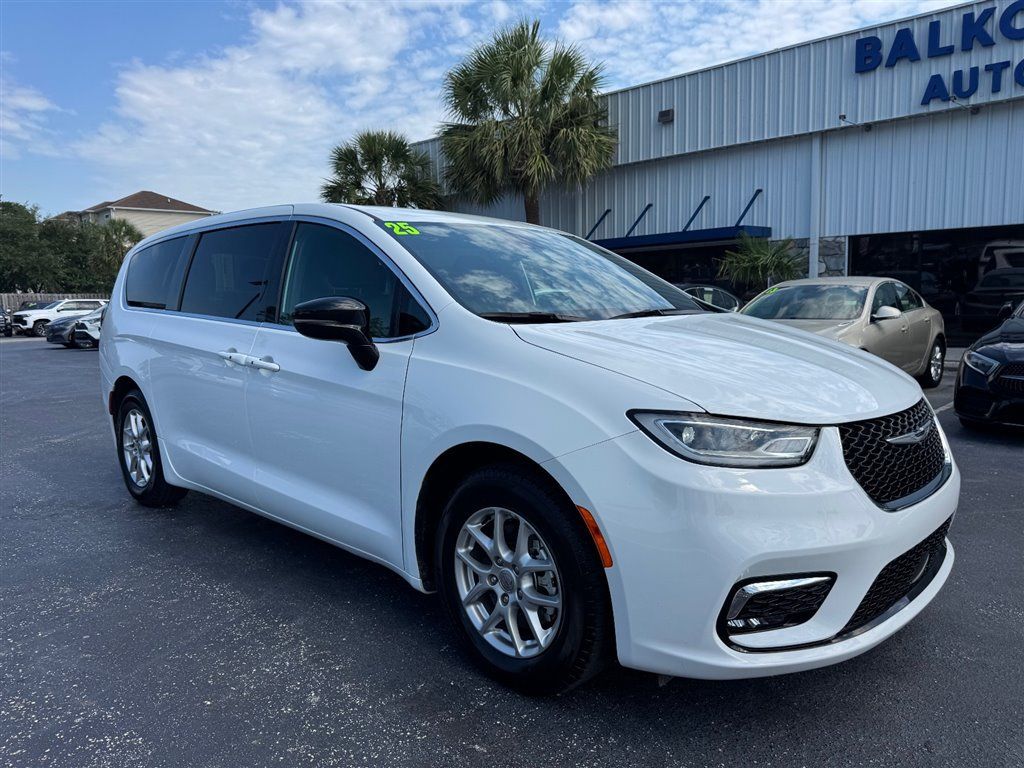 Used 2025 Chrysler Pacifica Select FWD image 2