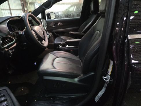 Used 2025 Chrysler Pacifica Select FWD image 3