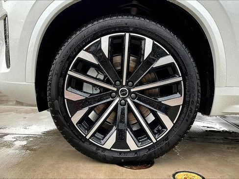 New 2025 Volvo XC90 T8 Core image 24
