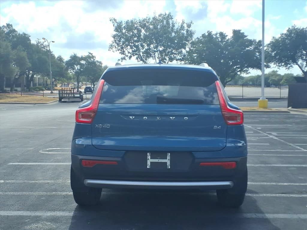 Used 2023 Volvo XC40 B4 Core w/ Convenience Package FWD image 6