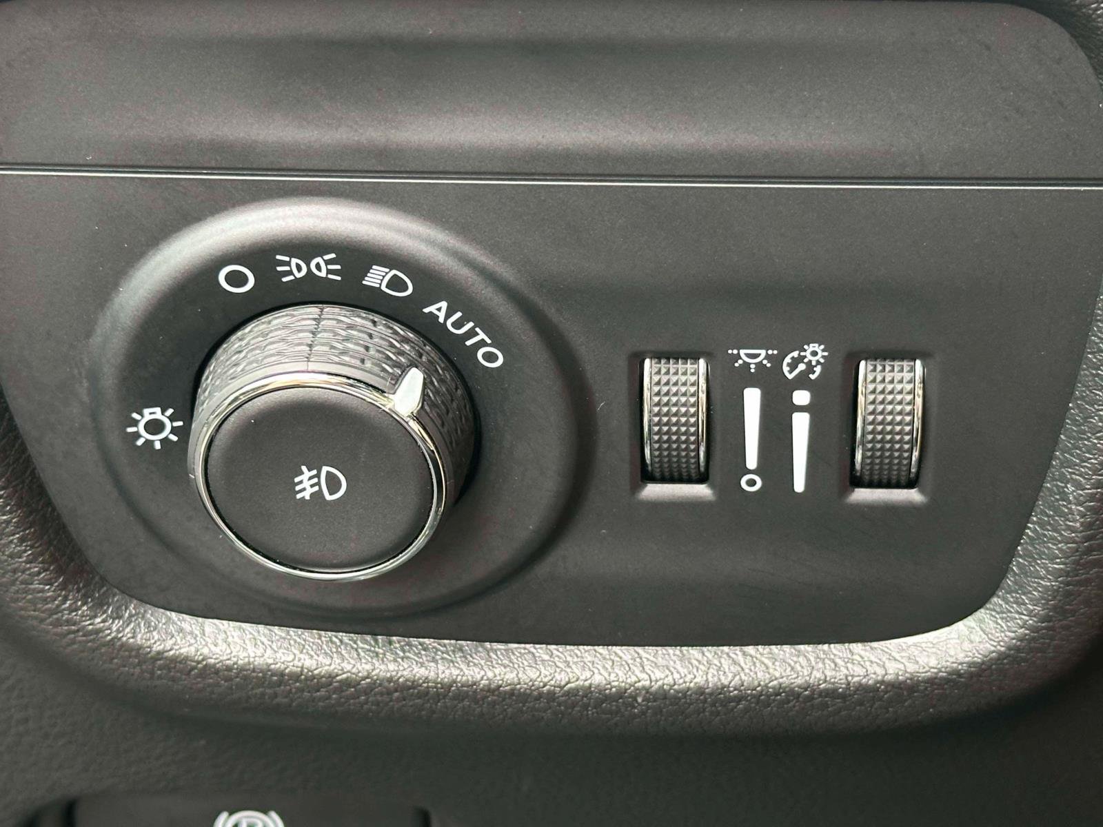 Used 2025 Jeep Grand Cherokee Limited AWD/4WD image 20