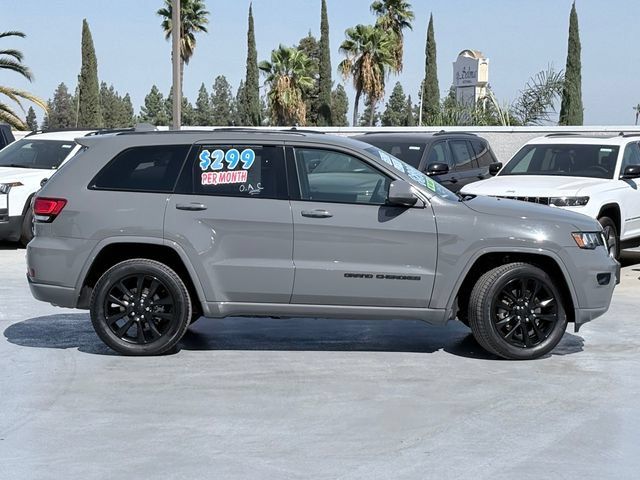 Used 2021 Jeep Grand Cherokee Laredo X AWD/4WD image 4