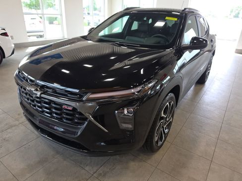 Used 2025 Chevrolet Trax RS w/ Driver Confidence Package FWD image 2
