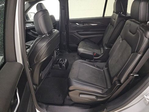 Used 2023 Jeep Grand Cherokee L Laredo image 2