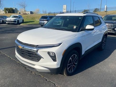 Used 2024 Chevrolet TrailBlazer LT w/ Driver Confidence Package image 2