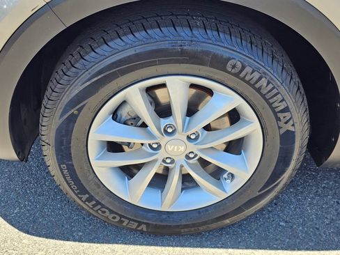 Used 2017 Kia Sorento FWD image 10