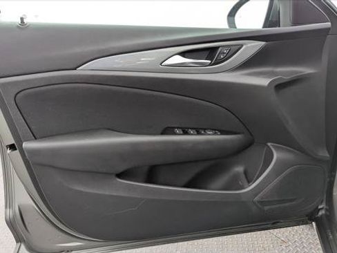 Used 2018 Buick Regal Preferred w/ Driver Confidence Package #1 FWD image 9
