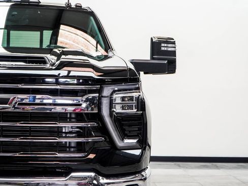 Used 2024 Chevrolet Silverado 3500 LTZ w/ LTZ Premium Package image 4