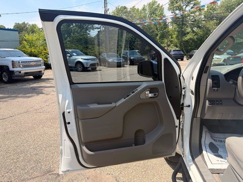 Used 2016 Nissan Frontier SV AWD/4WD image 17