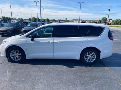 Used 2024 Chrysler Pacifica Touring-L FWD image 4
