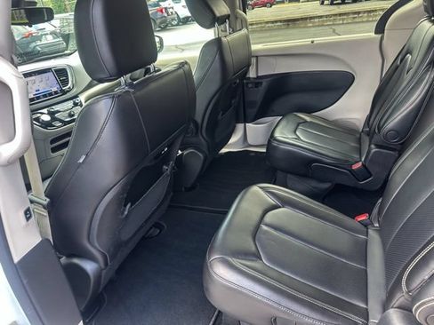 Used 2023 Chrysler Pacifica Touring-L FWD image 21