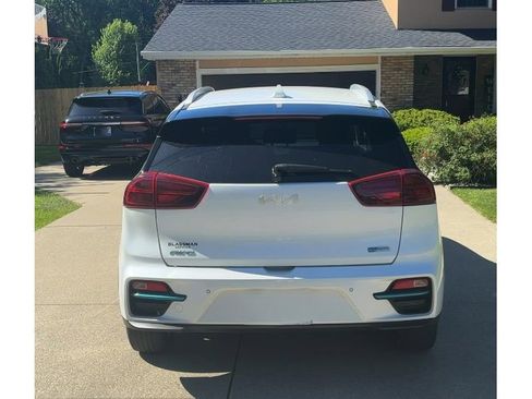 Used 2022 Kia Niro EX Premium w/ Cold Weather Package FWD image 4