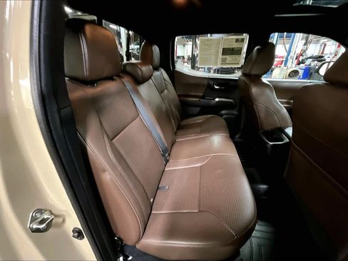 Used 2016 Toyota Tacoma Limited w/ Towing Package image 19