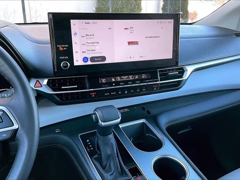 Used 2025 Toyota Sienna XLE image 7