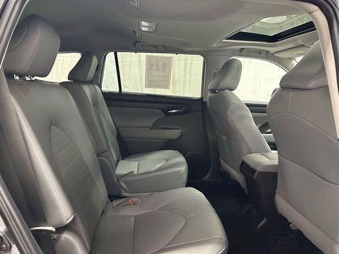 Used 2025 Toyota Highlander XLE image 60