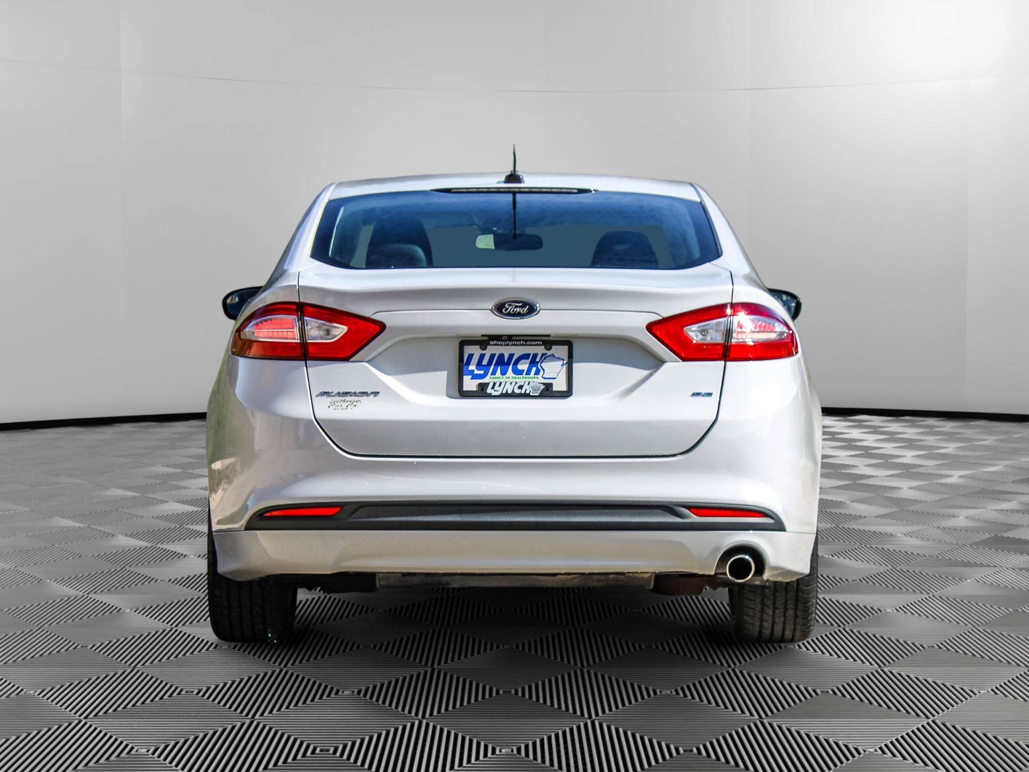 Used 2016 Ford Fusion SE FWD image 3