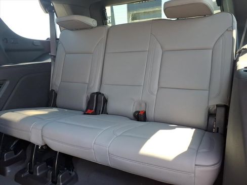 Used 2024 GMC Yukon SLT w/ SLT Luxury Package image 19