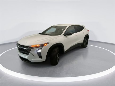 Used 2025 Chevrolet Trax RS image 8