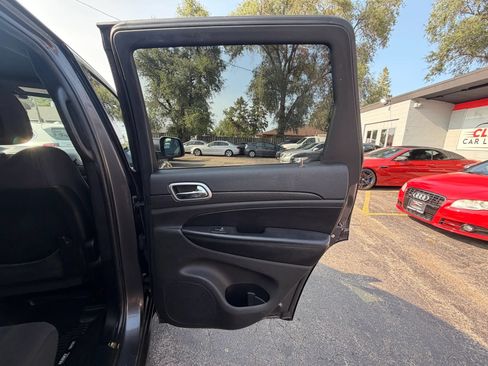 Used 2018 Jeep Grand Cherokee Laredo AWD/4WD image 26