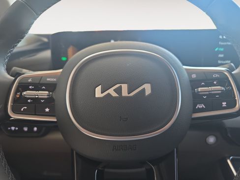 Used 2026 Kia Carnival EX FWD image 11