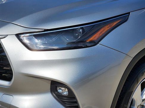 Used 2024 Toyota Highlander LE image 5