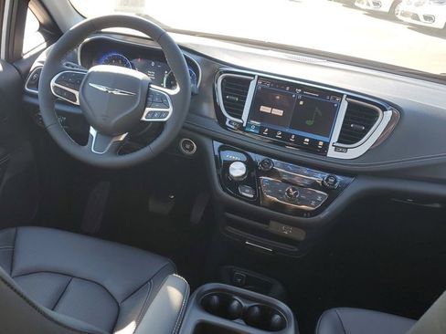 New 2026 Chrysler Pacifica Select image 12