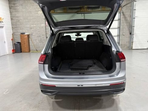 Certified 2022 Volkswagen Tiguan SE w/ Panoramic Sunroof Package AWD/4WD image 16