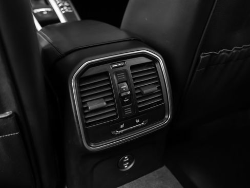 Certified 2020 Porsche Macan AWD/4WD image 39