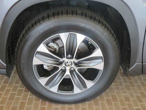 Used 2020 Toyota Highlander XLE FWD image 8
