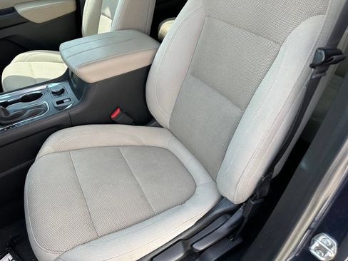 Used 2022 Chevrolet Traverse LS FWD image 12